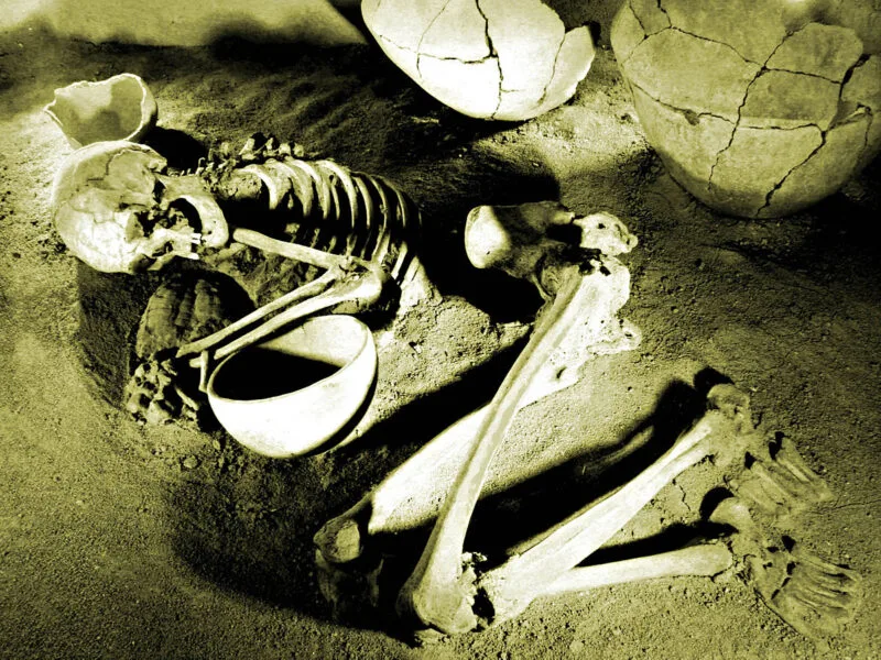 1200px-Squat_Burial