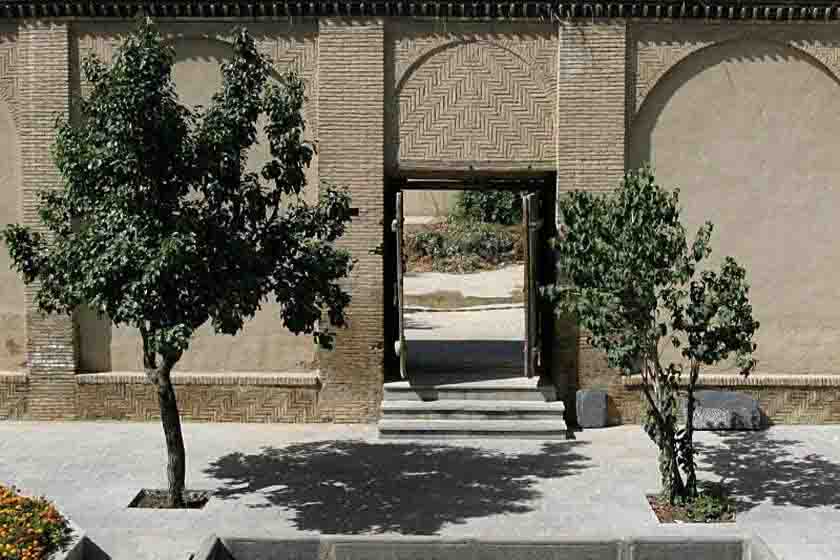 Haj Vakil Castle (Arak Kolah Ferangi Building) Haj Vakil Castle (Arak Kolah Ferangi Building)