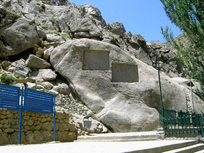 Ganjnameh_inscriptions