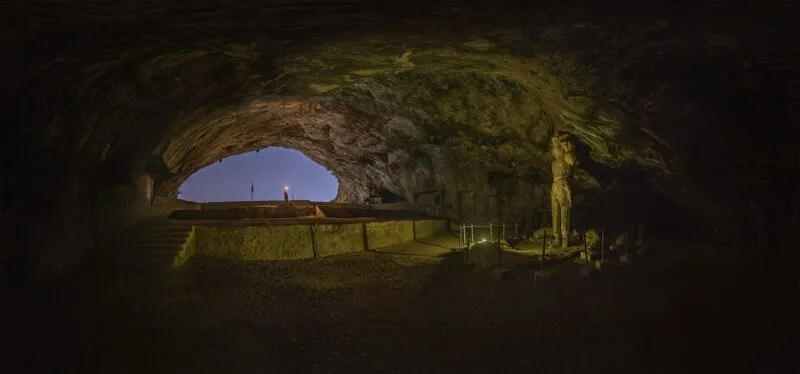 1920px-Shaapoor_Cave_Panorama_360_virtual_Reality