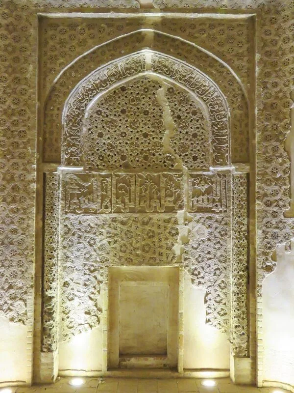800px-آرامگاه_خواجه_اتابک_2