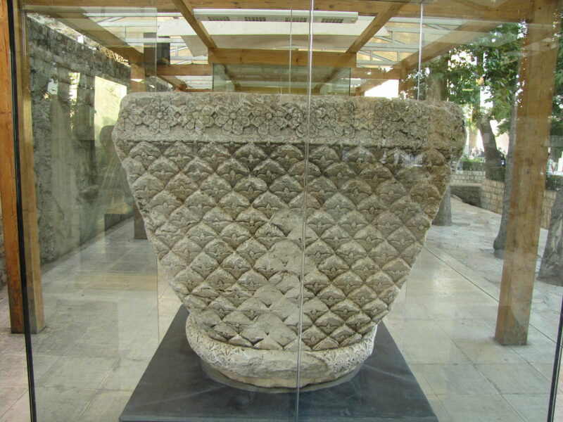1280px-Sar-sotun-nilufar